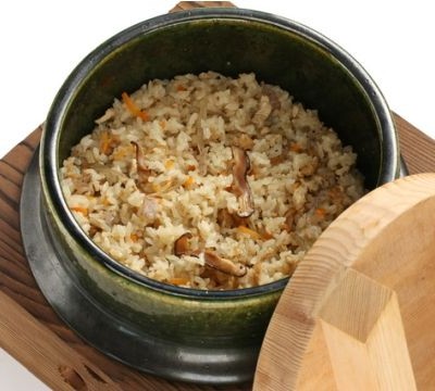 かやくご飯 関西風五目ご飯の献立 副菜：キャベツのごまマヨあえ、汁物：ひき肉となすのみそ汁カレー風味 献立・メニュー 味の素パーク たべる楽しさを、もっと