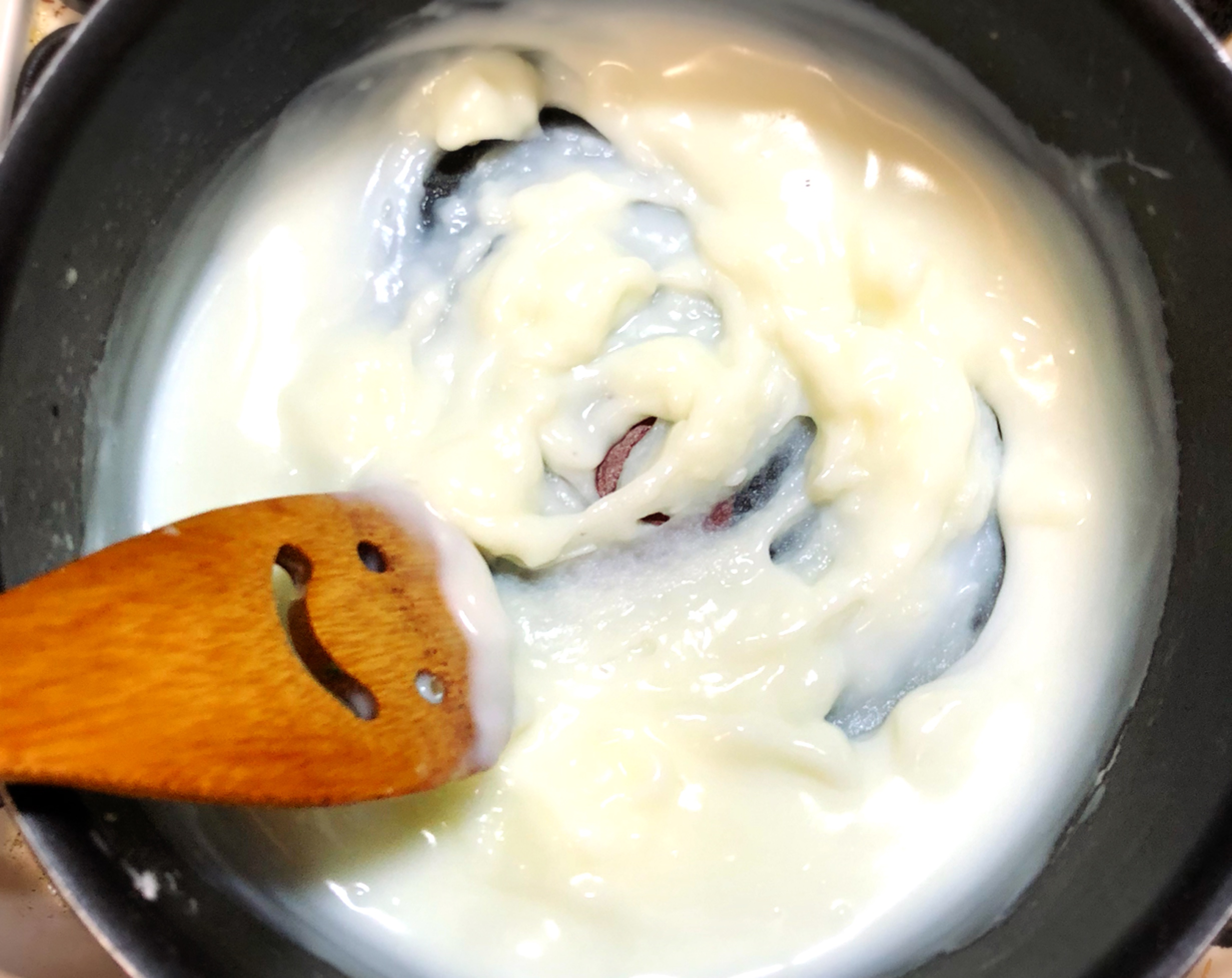 片栗粉で作る「ミルクわらび餅」のレシピを紹介します。練乳を入れてコクを出すのがポイントです - 春色ソレイユ