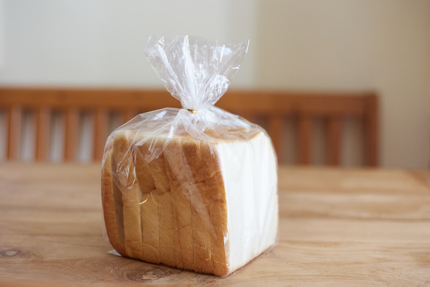 食パン一斤丸ごと入る！ダイソーの「パン冷凍保存パック」で時短＆最後までおいしくえんウチ