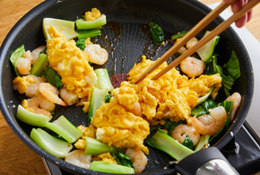 えび、チンゲンサイ、卵の炒めもの