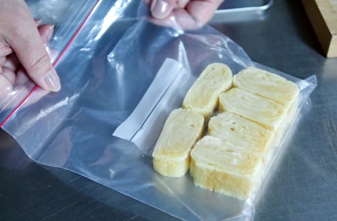 材料3つ！絶対に失敗しない！卵焼き器も火も使わない！ふわふわ本格的な『だし巻き卵』の作り方 - だれウマ