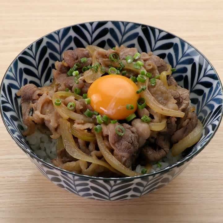 ＼10分煮るだけ つゆだく牛丼