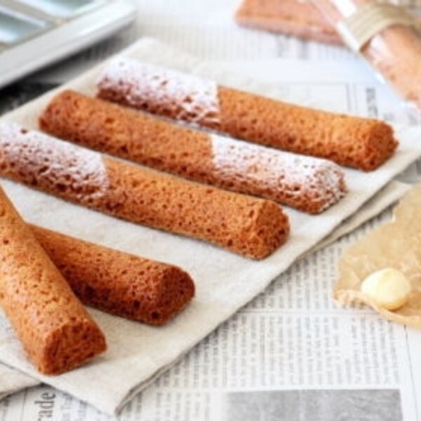 さら 簡単おやつのレシピ🐻レシピあり ホケミで簡単♡スティッククッキー* 今回のレシピは卵不要❢ ホットケーキミックスで作るお手軽レシピ「スティッククッキー」のご紹介です🍴 食べやすいスティック形のおやつ♪ チョコでコーティングして お好みの