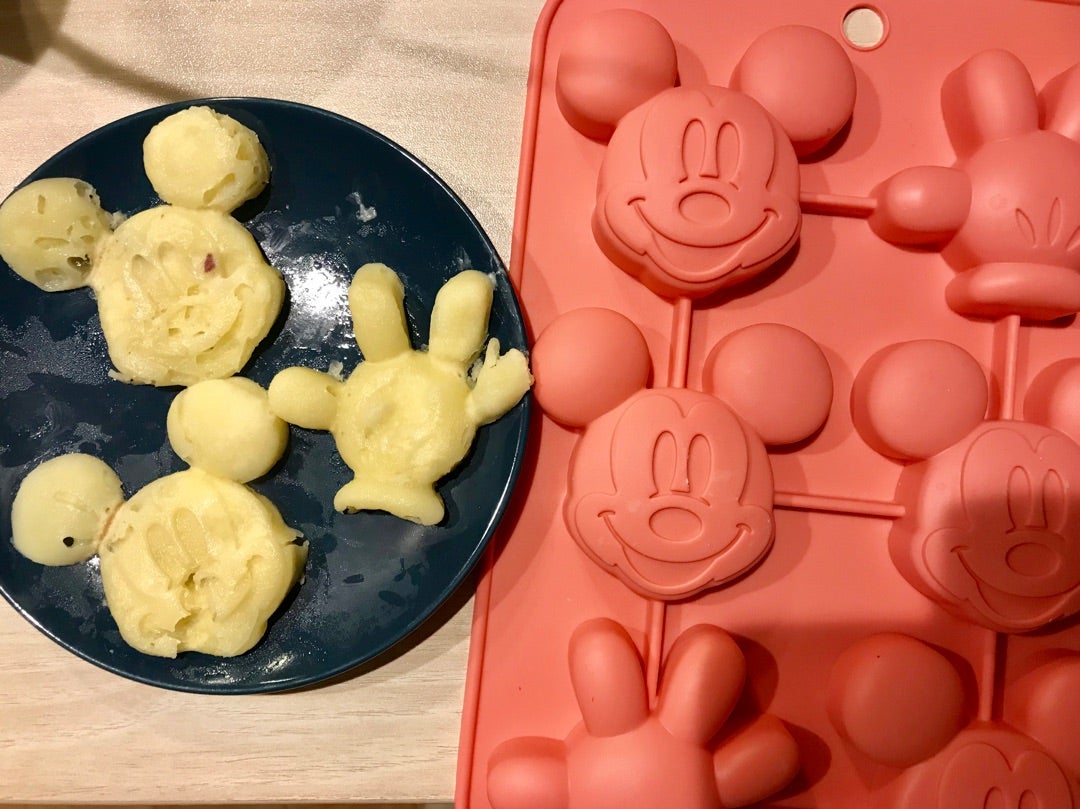 我が家の幼児おやつ朝食やおやつのストック用👶🏻✨ ・ ・ダイソー の シリコン型ディズニー で 簡単かぼちゃ蒸しパン🎃 ・ ・材料・ホットケーキミックス 1袋 150g・蒸しかぼちゃ 100g ・牛乳 1 2カップ ・プレーンヨーグルト 大さじ4 ・ ・ ・ 蒸し