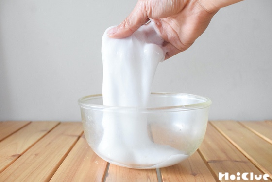 スライム、好きー!?👂💕, うちの子ども達は大好きなんだけど、なかなか作るのってハードル高くない？🥺, 特に『ホウ砂』 ！,これ薬局でわざわざ店員さんに声掛けないと出してもらえないし、扱いちょっと怖いの、私だけ？🤣,今回は、ホウ砂も洗濯のりも使わないスライムの作り方を紹介します☺️,材料 , ボウル, エンジェルクレイ セリア , 重曹スプレー セリア , 水50ml,