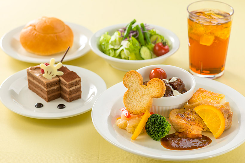 東京ディズニーリゾートフード🐭🏰 久しぶりにディズニーランド・シーのフードをかいてみました！ 見た目が可愛くて、美味しそうな フードがいっぱい！ 特におでんにはびっくりしました🍢笑 東京ディズニーランド東京ディズニーシーtdrtds