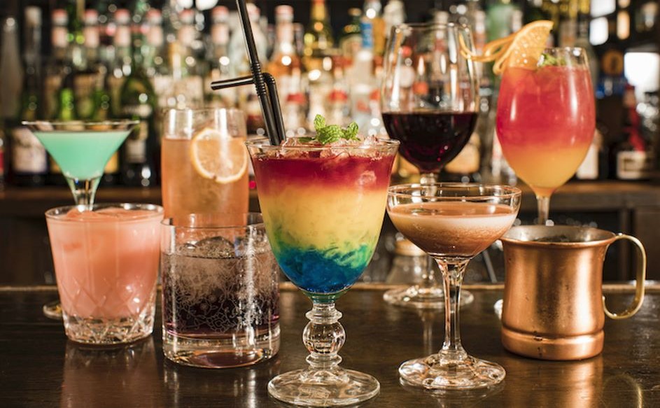 極上ソフトクリームにお酒の宝石リキュールをかけるデザートが話題！ 青山「お酒とアイスクリーム」の新店 - dressing ドレッシング