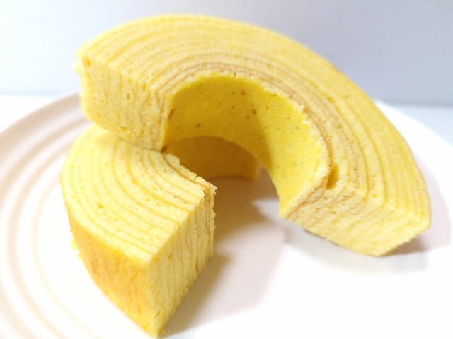 セブン「金のしっとりバウムクーヘン」は上品でシンプルな無添加お菓子。優雅なお茶タイムにぴったり