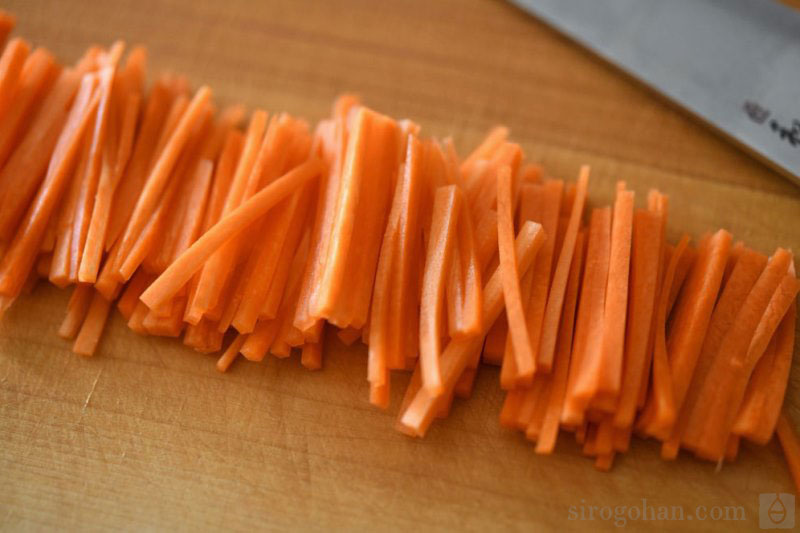 目からウロコ！超すごい野菜カットテク, こんにちは！Onnela編集部のhacです！, 野菜を切る時こんな悩みないですか？,「にんじんのせん切りが面倒くさい 」, 「ねぎを輪切りにしたら繋がってた 💧」, そんな悩みを解決するテクを教えるね❣️,■スライサーなしでにんじんを千切りにする方法🥕, 1.にんじんの皮をむき、細かめに切り込みを入れていく, ※下まで切らないように注意⚠️,