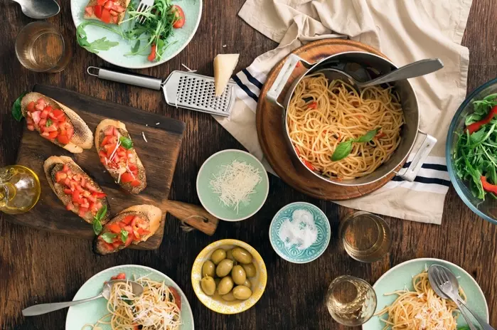 スワイプ👉 レシピあり ✍️おもてなしごはんシリーズ🫶昨日、元同僚夫婦2組が我が家に遊びにきてくれました♪大好評 ? おもてなしごはんシリーズです♡ 今回リクエストしてもらったのは「鶏の唐揚げ」「魚の南蛮漬け」「ラザニア」「辛いもの」でした🤗 これを