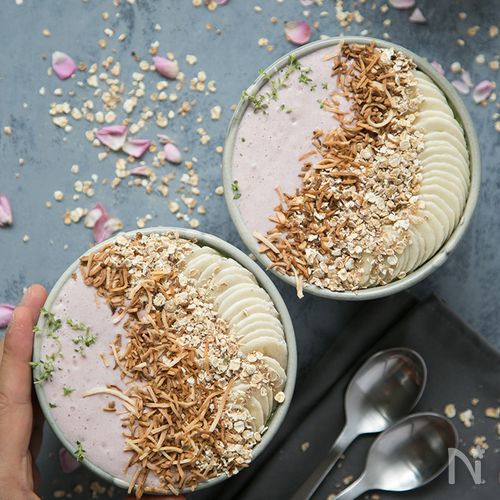 フルーツたっぷり朝ごはん。キウイとグリーンのスムージーボウルより良い毎日を過ごすためのビューティ＆ウェルネスマガジン