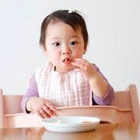 にんじんととうもろこしのコロコロおにぎり ベビポタで手軽にお野菜がとれる🥕 手づかみ食べにぴったりの丸いおにぎりです🍙おすすめ時期☆離乳食完了期〜材料ベビポタにんじん・小さじ1 ベビポタとうもろこし・小さじ1 ご飯・50g あおのり