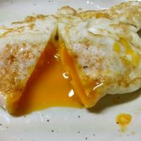 ベーコンエッグはカリカリがお好みですか？, 簡単パリパリ,クリスピーチーズエッグ ,材料 , 卵1個, シュレッドチーズひとつかみ,①フライパンにシュレッドチーズを広げ火を付けます, ②チーズの真ん中に卵を落とします, ③弱火でじっくり焼きます*途中フタやアルミホイルを被せて生々しさのない焼き加減を目指します, ④周りが箸で剥がれるようになってきたら出来上がりのサイン,