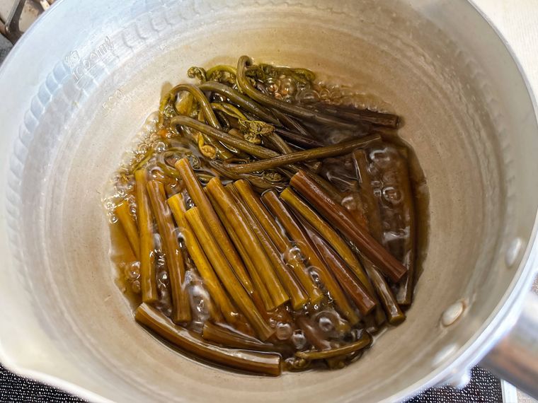 めんつゆで作る「わらびの煮物」をプロが解説。シンプルで極上の味