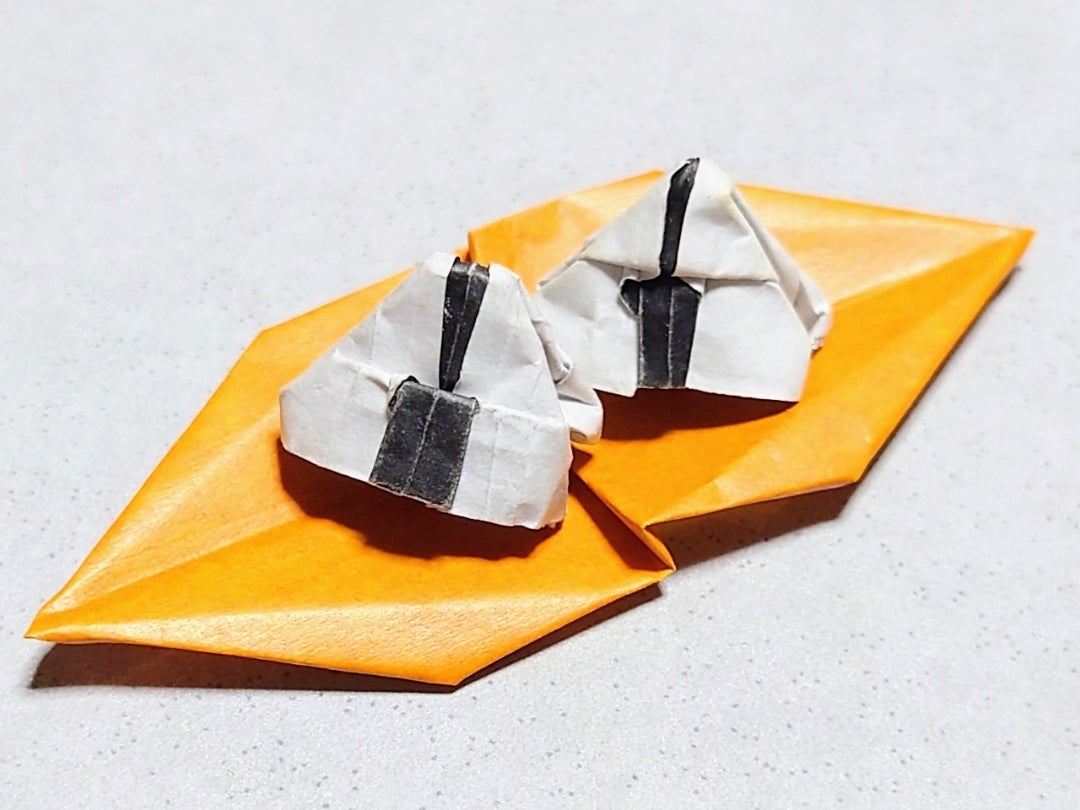 🍙まるで絵本から出てきたみたい！, 折り紙で作る「かわいいおにぎり」✨, 子どもも大喜びのおりがみフード💕, Easy Origami RiceBall 🍙 Looks like it came out of a storybook! 📖✨, 종이접기 삼각김밥 🍙 동화책에서 나온 것같아요!, 像绘本里走出来的可爱饭团 🍙✨,折り紙おりがみ簡単折り紙折り紙食べ物