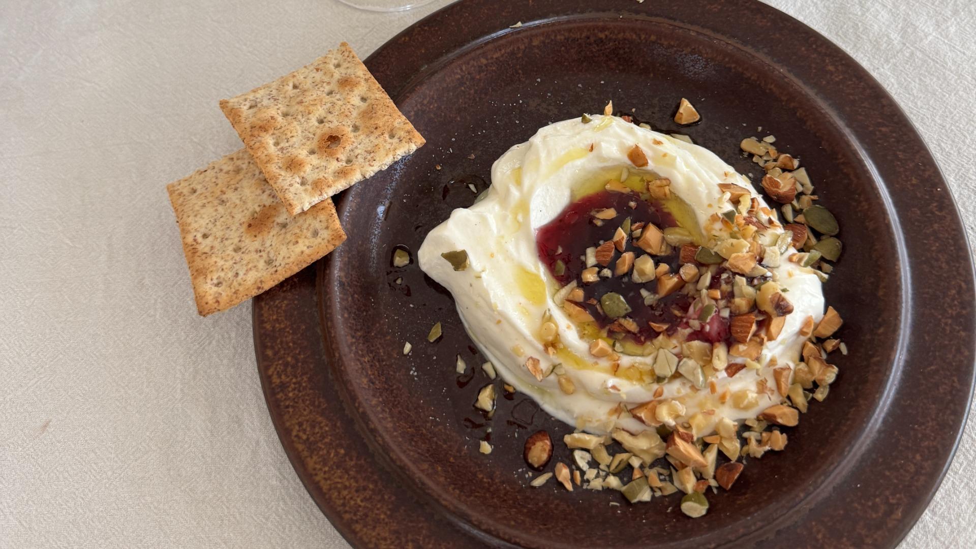 クラッカーのクリームチーズカナッペ - タカナシ クリーム・コンシェルジュ