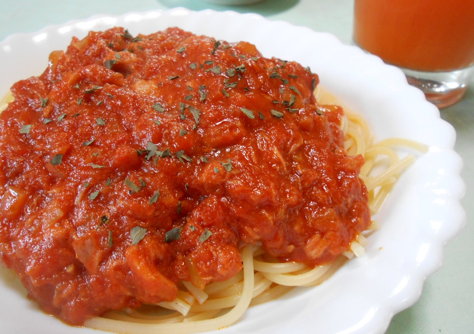 ariko shima miyajima5月になった途端に急に気温が上昇。冷たいめ麺を欲して、トマトとツナの冷製パスタ。ツナは由比缶詰所の美味しいやつ。昨日のガパオライスの残りのバジルもたっぷり。味付けはニンニク少々、バルサミコ、オリーブオイル、塩胡椒でシンプルに。冷製