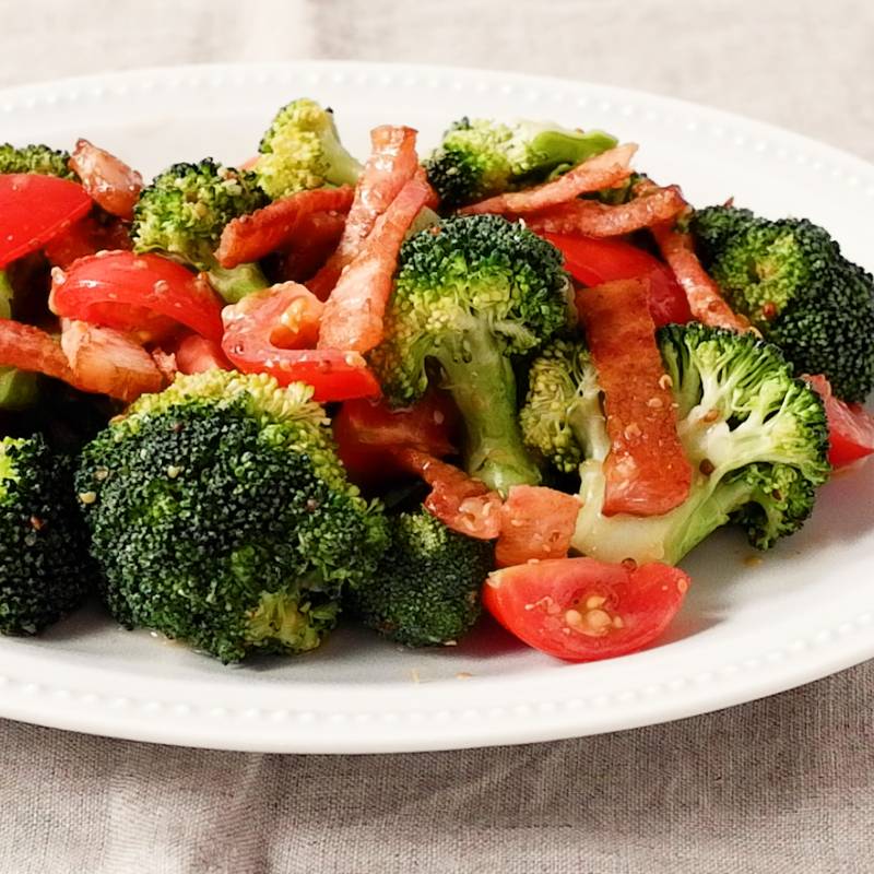 ブロッコリーとベーコンのシーザーサラダ