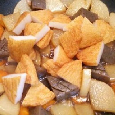 薩摩揚げ、大根、人参の煮物