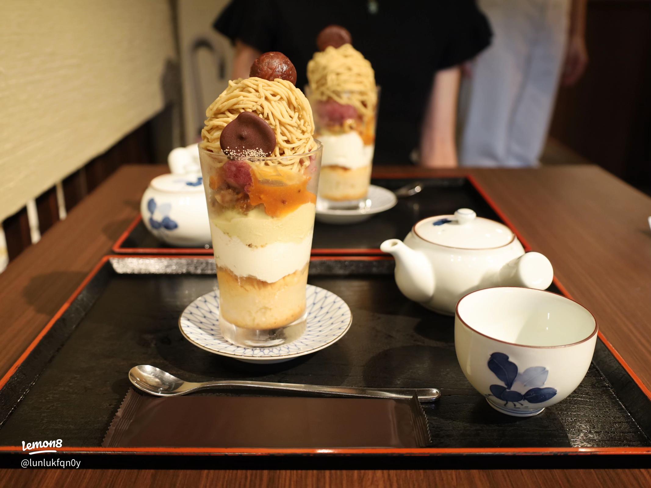 栗は果物に分類されるそうですが、味覚の秋、と聞いて思い浮かぶ果物は栗ではないでしょうか? 京煎堂本店カフェの秋限定パフェはマロンパフェ。モンブランでおなじみのマロンクリームたっぷりに、栗の甘露煮とレトロなさくらんぼをトッピング。 自家製のアイスクリーム