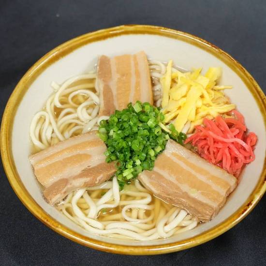 📍具志川そば 地元の方に愛されている「具志川そば」🍜 人気メニューは、軟骨ソーキと三枚肉、2種類のお肉を楽しめる具志川そば✨長時間しっかり煮込んだソーキはトロトロで炙っているので香ばしいです😋 スープは「こっさり」、「あっさり」から選べ、 冬の冷えた体を