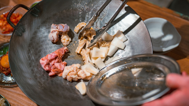 ｢しじみ炊き肉くにき｣へ, 国産しじみを使った料理が味わえるお店✨, ., 今回、注文したのは阪急梅田店限定, ■広島県産特大牡蠣しじみ炊き肉🦪, ., 最初に新鮮なレバーを焼いて食べます, 新鮮なレバーはウマすぎです😋, ., 次にホルモンや牛バラ、野菜,大量のしじみと広島県産特大牡蠣をのせ, しじみ出汁をたっぷりかけて, ぐつぐつ煮込んでしじみ鍋の完成っ👏, .,