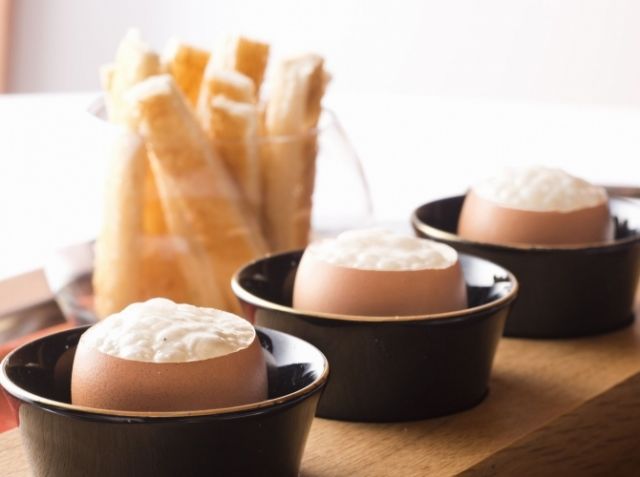 チキンの卵黄ソース煮込み「ペピトリア」