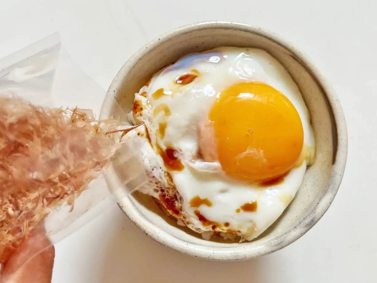 お昼ご飯におすすめ！「天かす入りエビと卵の丼」レシピ 近藤幸子さんの「おやこおやつ」