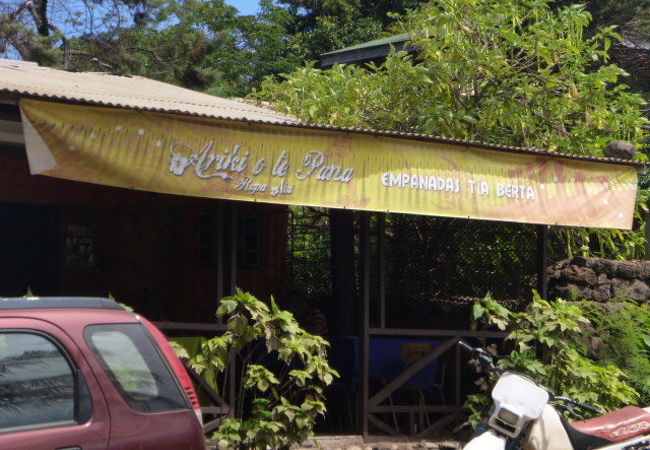 白い背景に木の皿の上にチリと共に供されるエクアドルの代表的な料理、エンパナダス・デ・モロチョ。写真素材2127563522Shutterstock