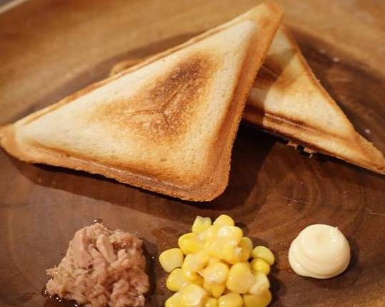 ホットサンドの簡単レシピ ツナマヨホットサンドの作り方！ホットサンドメーカーで作る人気のあさごはんレシピ - YouTube
