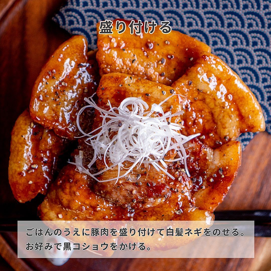 ニッポンハム 公式 いいお肉こそ、たくさんの人に。今日は『帯広風豚丼 』をご紹介します。香ばしく焼いた豚肉に、甘辛い特製タレをたっぷり絡めてご飯にのせる、北海道・帯広発祥の豚丼。シンプルながらも奥深い味わいで、一口食べればやみつきになること間違いなし