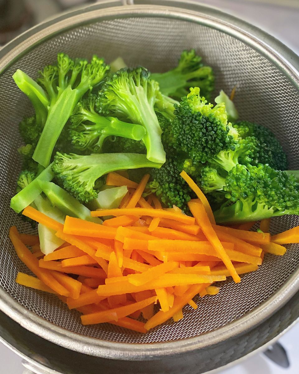 茹でて和えるだけで簡単！ブロッコリーと人参のツナ胡麻和え