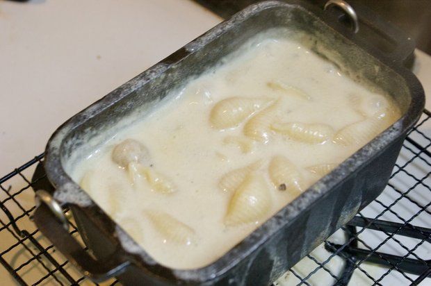 時短レシピ！ 材料そのまま混ぜるだけでグラタンが一気に４人前！超便利なココットダッチオーブンを使ったグラタンの作り方！ - YouTube