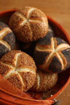 🍎カイザーロールのアップルハムチーズサンド🍏 ドイツでポピュラーなロールパン。 カイザーはドイツ語で「皇帝」を意味し、パンの模様が王冠に似ていることからその名が名付けられたといいます。プレーンな生地のパンなので、葉物野菜、ハム、チーズに旬のりんごを挟む