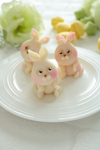 デコレーションケーキのマジパン人形のご注文が増えています菓子工房mike 東広島市で親しまれる洋菓子店御饌cacaoは、西条酒蔵通りにあるチョコレート・焼き菓子の専門店