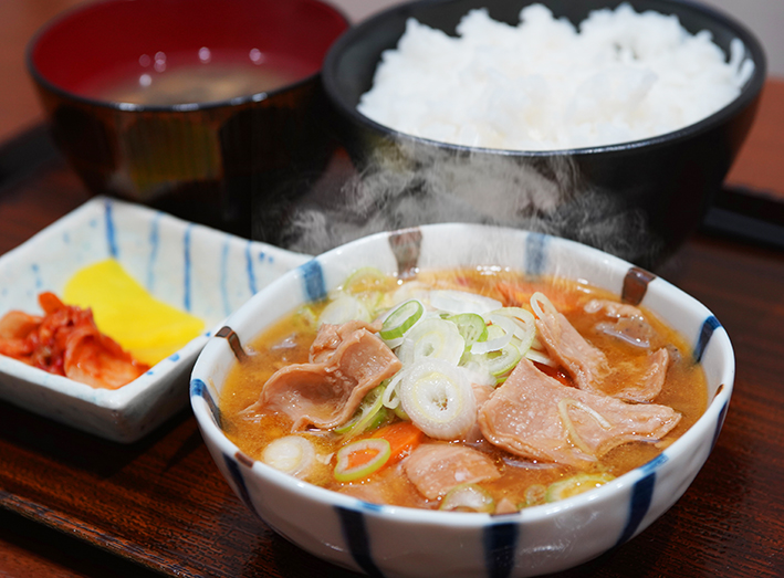 とろもつ 大正屋@所沢市 とろもつ煮定食 中盛り ご飯大盛り 人気なもつ煮専門店🤗 もつ煮中のご飯大盛りね😂 もつ煮の中盛り以上はご飯大盛りサービス😊もつ煮は看板に偽り無しのとろもつでうまャイッ‼️ 箸で掴むとめっちゃ柔らか😍 まろやかな味噌味がしっかり染みてる
