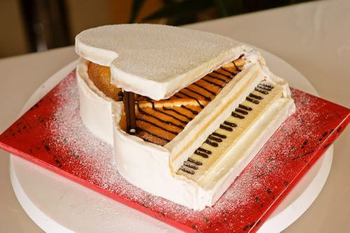 可愛いピアノケーキ♪思い出をケーキに♪
