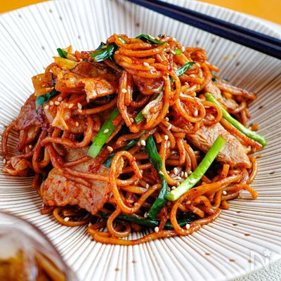 ホットプレートで！野菜たっぷり豚キムチ焼きそば わが家は焼肉屋さん使用