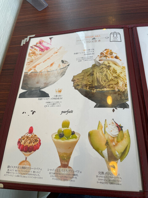 丸ごとの桃を3段積んだ豪快すぎるパフェ！』by 大阪めんま : トルクーヘンTorkuchen - 京橋 ケーキ食べログ