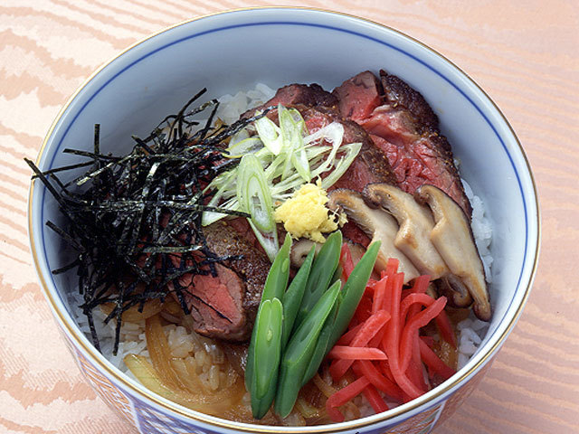 上野 総重量1kgのデカ盛り！ステーキ専門店の特盛ステーキ丼が凄い - メシコレ