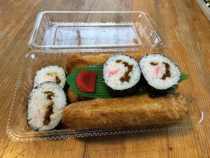 小林寿司🥢 熊谷市妻沼 埼玉県熊谷市妻沼 旧妻沼町 には、昔から愛されている長いおいなりさんがあります。 群馬からも刀水橋を渡ってすぐの妻沼。聖天様が有名ですね✨1人前 460円 おいなり3本・のり巻き4切 お稲荷さんは長さがナント約13cm！味が染み込んだお揚げに