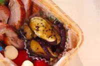 2024 08 12 レシピあります⬆️まずは保存,なすのレンジ蒸しナムル, ボスにピカピカの茄子をたくさん頂いたので,なすのナムルつくりました🍆, これはお客さんにお出しすると, 100%レシピ聞かれる夏のテッパンおかず,冷蔵庫で冷たく冷やしておいても美味しいので, お盆のおもてなしの箸休めにいかがかしら？,レシピ , ナス短いもので4本ほど, 長ネギ 1 2本 みじん切り ,