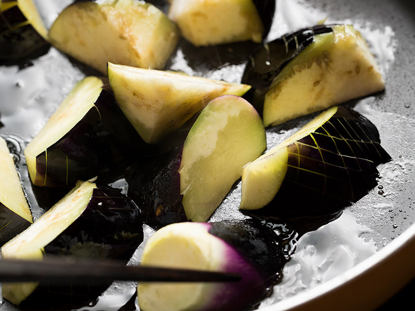 なすが油を吸いにくくなる裏技。Twitterで8万いいね「知れてよかった」の声続出 - macaroni