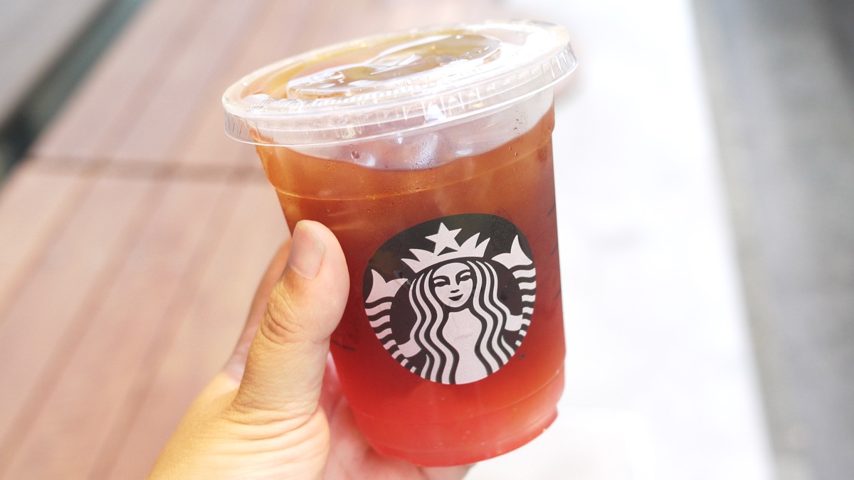 スタバ新作・実食レポ まるで飲むアップルパイ！「キャラメル アップル ルイボス ティー」が登場。おすすめ無料カスタマイズも