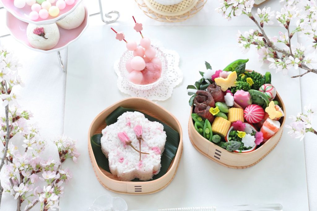 かわいいお花見弁当のアイデア実例16選!SNSに映えるアレンジメニューや小物選びを大特集!ikumama