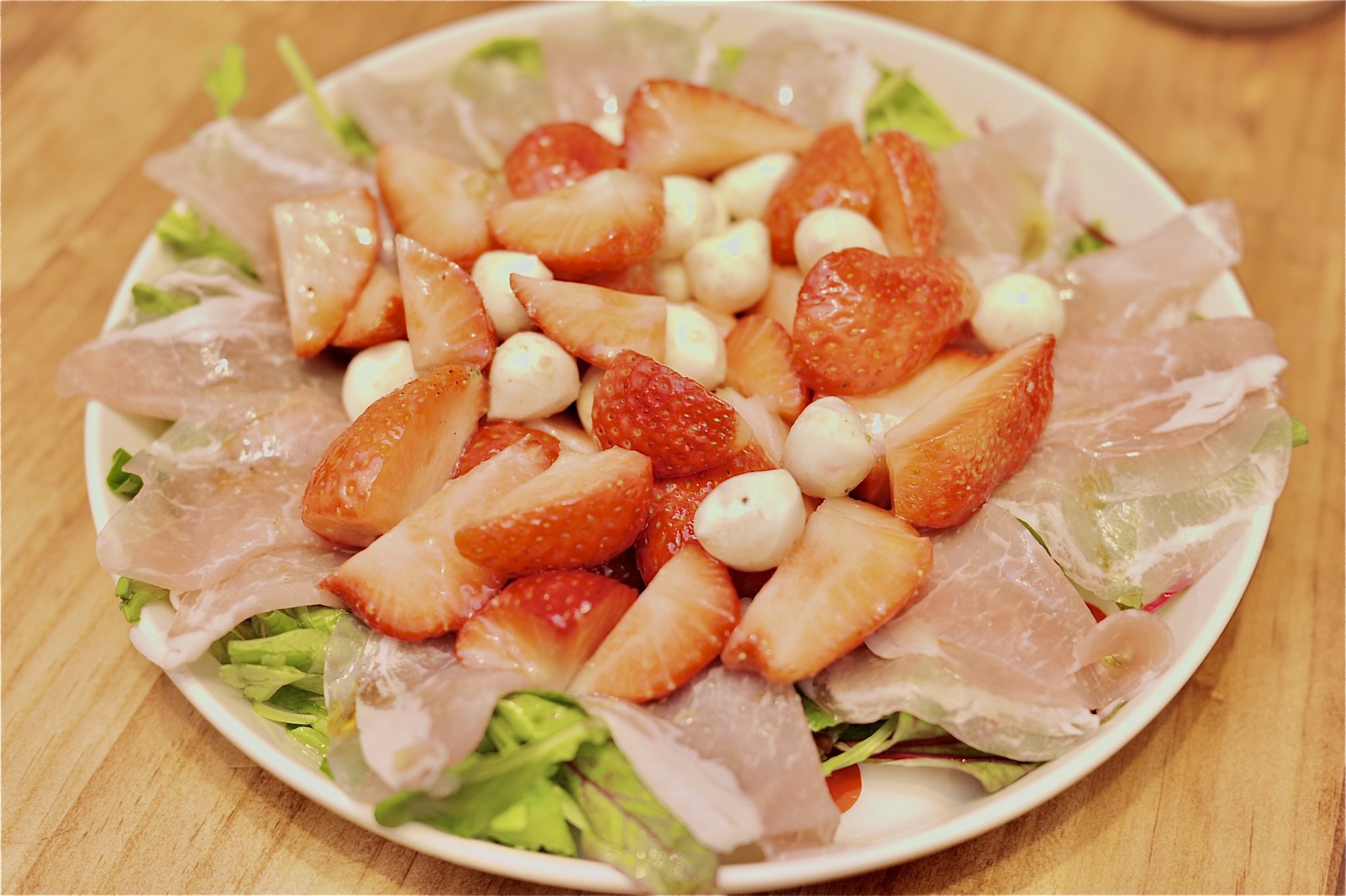 いちごと生ハムのカプレーゼレシピエスエスケイフーズ株式会社 - おいしさの先に健やかな未来を共につくる