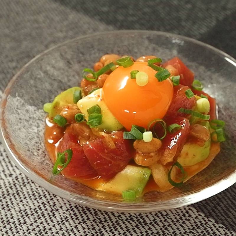 天然鮪とアボカドのとろろどんぶり」のたれお客様に、そしてスタッフにも人気の「天然鮪とアボカドのとろろどんぶり」。 天然鮪🐟にアボカド🥑、とろろ、薬味がたっぷりの、不動の人気NO.1メニューです✨✨人気の理由の1つが「たれ」。 黒胡麻の香ばしさとほんのり