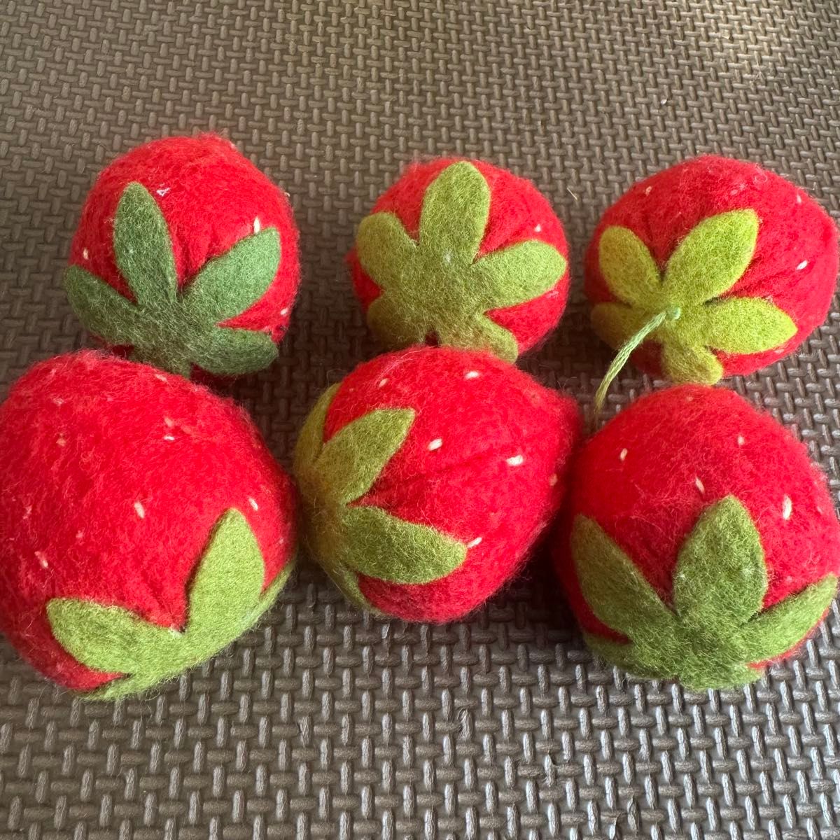ふぞろいが楽しい*フェルト*いちごの作り方*置くだけで可愛い*茎付きいちご*ハンドメイド