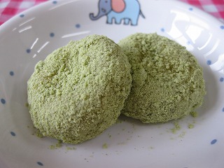 8月26日 水保育園おやつ🍴 みかん寒天🍊 きなこ大豆 * みんながだーい好きな この組み合わせ⸝⋆⸝⋆ お花のゼリーも作ってのっけてみました🌼*・ おかわり足りたかなー🤔 *きなこ大豆大豆のおやつ保育園おやつ手作りおやつこどものおやつ卵不使用幼児食