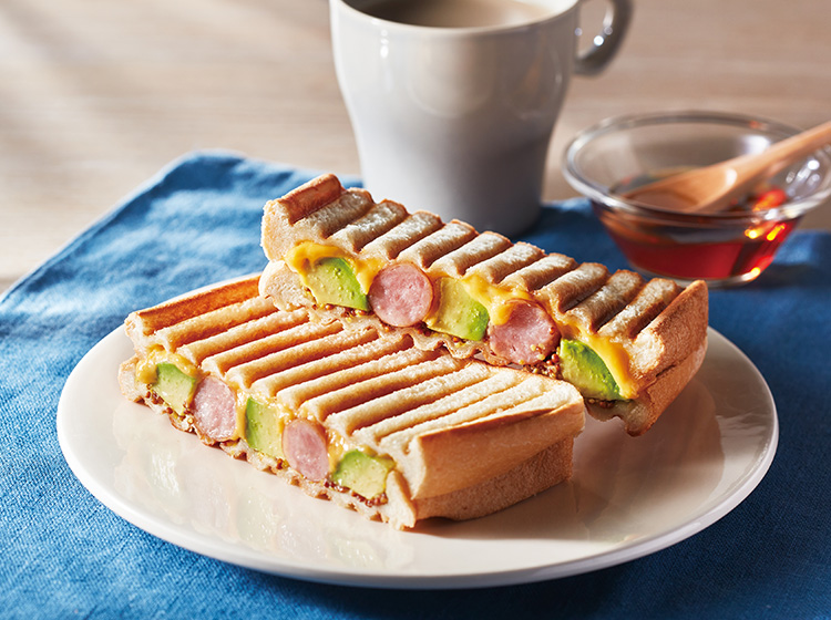 新じゃがチーズ焼き🥔🧀, , 新じゃがなので皮付きのままで✌️, ホクホクで美味しい〜🤤, , むしろ熱すぎた🤣笑, , ,▫️材料, ・じゃがいも1個, ・水50ml, ・ケチャップお好み量, ・マヨネーズお好み量, ・チーズお好み量, ・パセリ お好み量, , , ▫️作り方, ①洗ったじゃがいもを輪切りにする。,